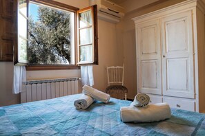 Room - Farmhouse with swimming pool nestled in the heart of the Tuscan countryside. (Toscana)