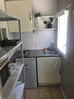 Private kitchen - Vrbo Property (La Rochelle)