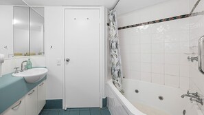 Jetted bath, towels - Mooloolaba Resort next to beach 2BR apartment (Mooloolaba)