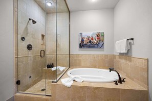 Douche, sèche-cheveux, serviettes fournies, shampoing