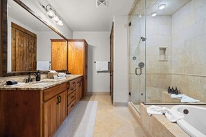 Shower, hair dryer, towels, shampoo - Mountain Village Retreat - Hot Tub + Ski-In/Out (Mountain Village)