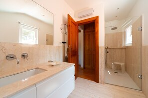 Shower, hair dryer, bidet, towels - Quinta das Cabreiras (Azeitão)