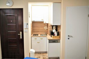 Refrigerador, microondas, lavavajillas y cafetera y tetera 