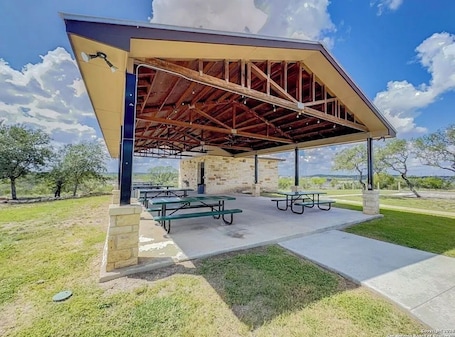 Outdoor dining. Family Retreat near SeaWorld + Pool, Park & Pickleball