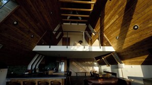 Un interior estilo loft moderno con cocina, comedor y barra.