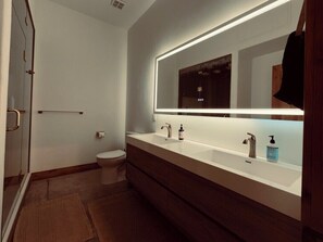 Dusche, Haartrockner, Bidet, Handtücher