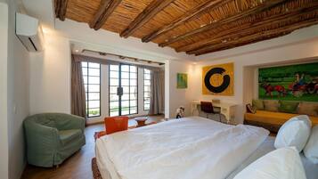 Suite Junior, vista montagna | Una cassaforte in camera, una scrivania, postazione laptop
