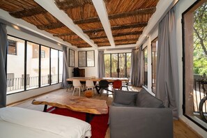 Suite ejecutiva, vista al lago | Área de sala de estar | Impresora 