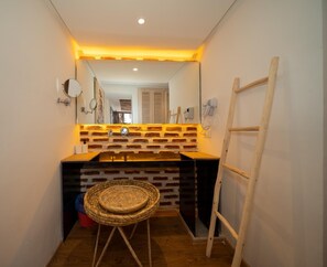 Deluxe Suite, Lake View | Interior