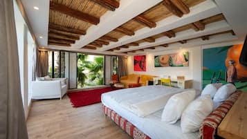 Suite Executive | Una cassaforte in camera, una scrivania, postazione laptop