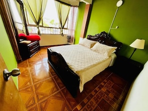 Departamento Confort, se aceptan mascotas, vista a la ciudad | Escritorio, espacio para trabajar con laptop y wifi gratis 