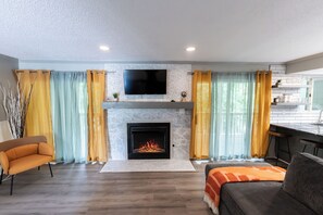 Living area - Quiet Cozy Condo in Smyrna Near The Braves Stadium (Smyrna)