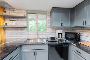 Private kitchen - Quiet Cozy Condo in Smyrna Near The Braves Stadium (Smyrna)