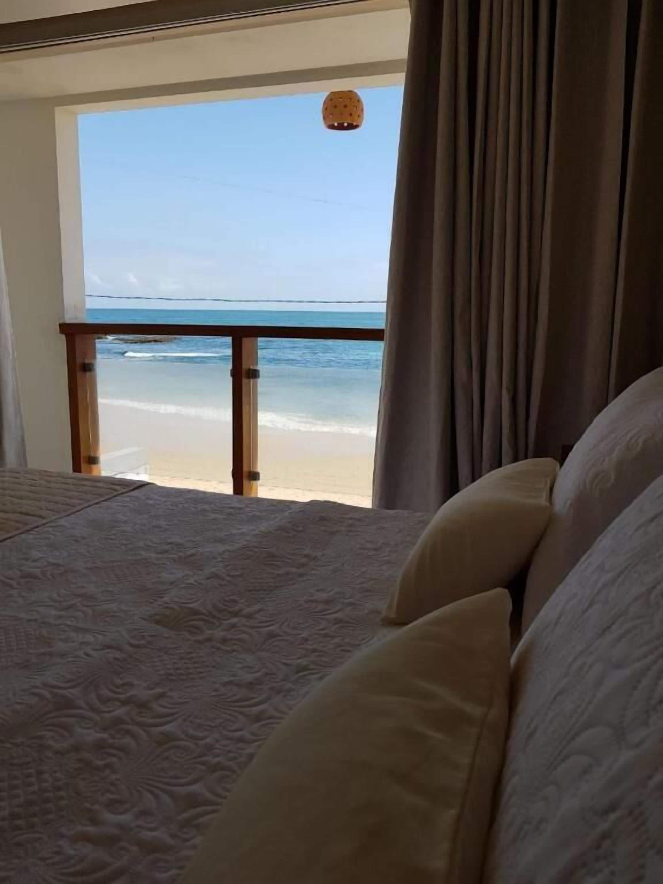Suite Deluxe, balcón, vistas al mar | Caja fuerte, cortinas opacas, tabla de planchar con plancha