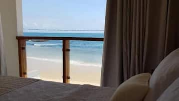 Suite Deluxe, balcón, vistas al mar | Caja fuerte, cortinas opacas, tabla de planchar con plancha
