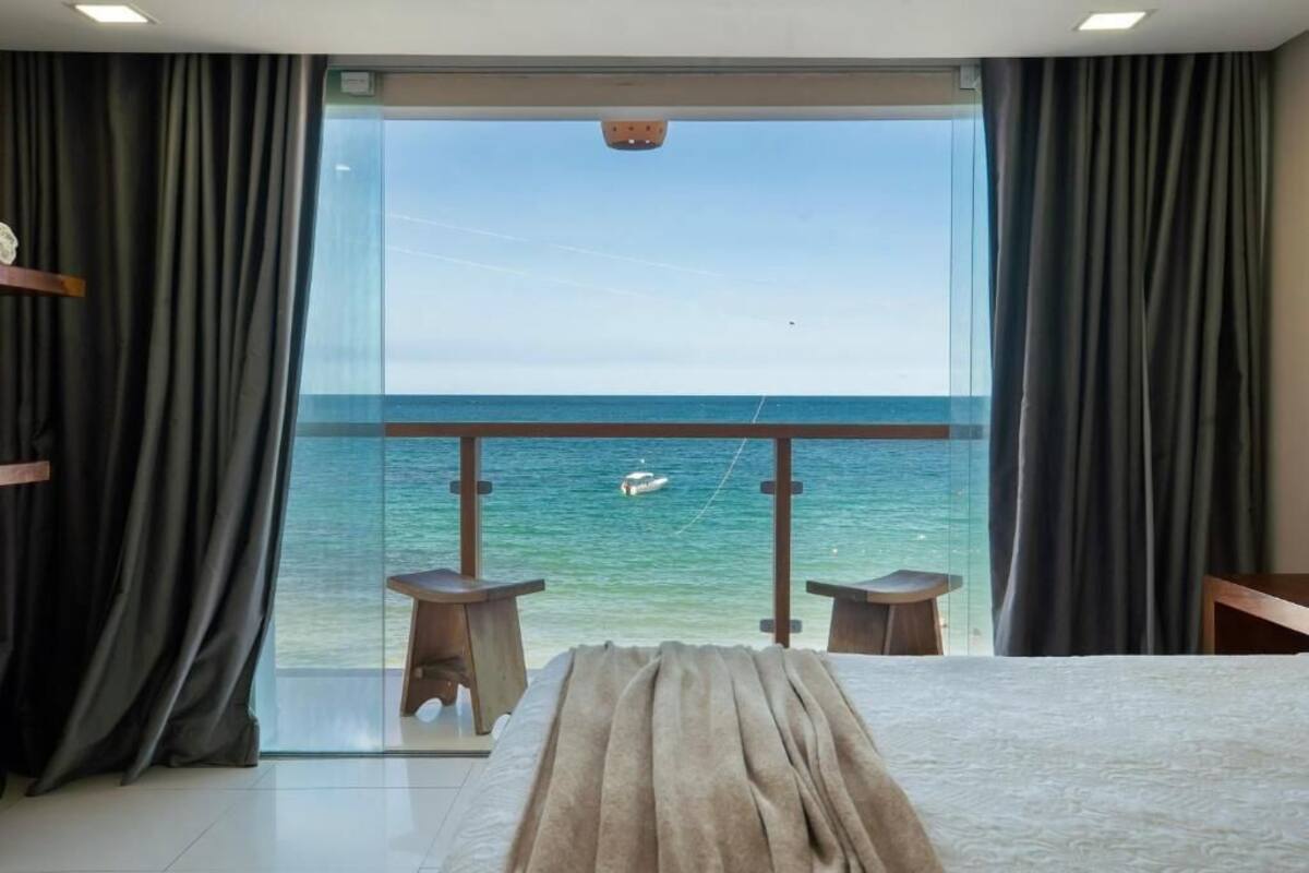 Suite – deluxe, balkong, sjøutsikt | Safe på rommet, blendingsgardiner og strykejern/-brett
