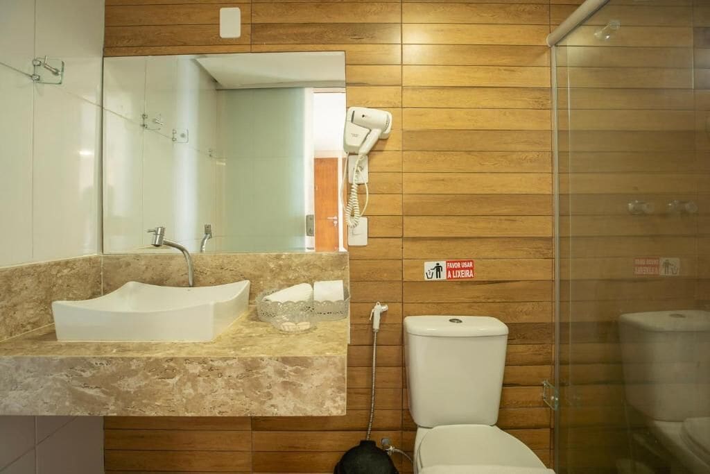 Suite Deluxe, balcón, vistas al mar | Baño | Ducha, secador de pelo, toallas y jabón