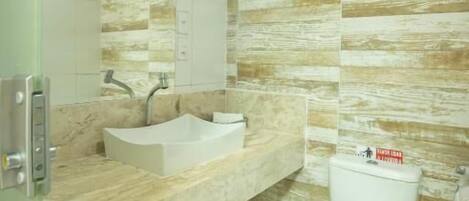 Ducha, secador de pelo, toallas, jabón