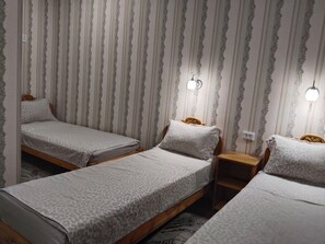 Kolmen hengen huone, kaupunkinäköala | Kylpylä