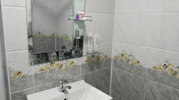 Twin Room, City View | Bathroom