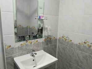 Kahden hengen huone (kaksi sänkyä), kaupunkinäköala | Kylpyhuone