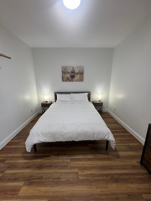 5 bedrooms, iron/ironing board, WiFi, bed sheets