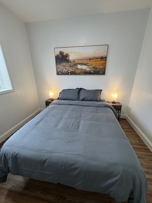 5 bedrooms, iron/ironing board, WiFi, bed sheets