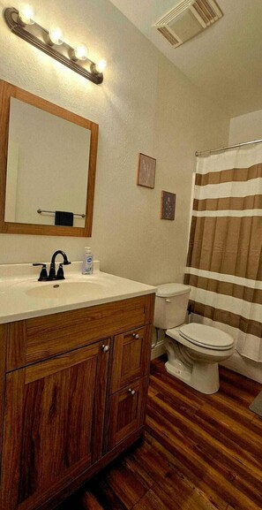 Bathroom - Homestead Lodge in Belfield, ND (Belfield)
