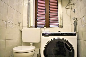 Shower, hair dryer, towels, toilet paper - Casa Luigi Studio 3 – Calm & Central Old Town (Rovinj)
