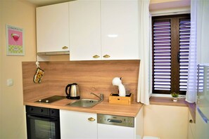 Oven, stovetop, dishwasher - Casa Luigi Studio 3 – Calm & Central Old Town (Rovinj)
