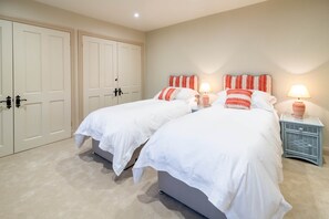 4 quartos, ferros/tábuas de passar roupa, Wi-Fi, roupa de cama