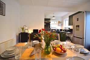 Dining - Cosy Home Near Centre | Free Parking, Big Garden, Pet Friendly (Cambridge)