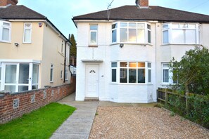 Exterior - Cosy Home Near Centre | Free Parking, Big Garden, Pet Friendly (Cambridge)