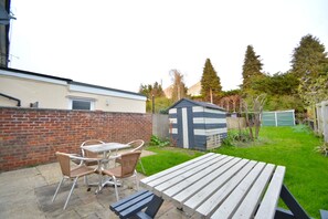 Outdoor dining - Cosy Home Near Centre | Free Parking, Big Garden, Pet Friendly (Cambridge)