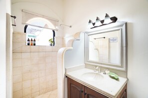 Towels, soap, toilet paper - Remodeled 6-bedroom Stunner with A/C in Jaco Beach (Jaco Beach)