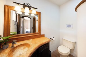 Towels, soap, toilet paper - Remodeled 6-bedroom Stunner with A/C in Jaco Beach (Jaco Beach)