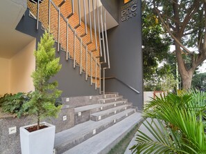 Ein modernes Gebäude mit einer Treppe, einem Baum und einem Schild mit der Aufschrift 'PNC aspire'.