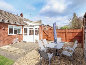 Outdoor dining - Field View (North Walsham)