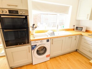 Dishwasher, cookware/dishes/utensils - Field View (North Walsham)