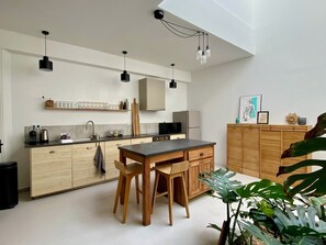 Four à micro-ondes, un four, surface de cuisson, lave-vaisselle
