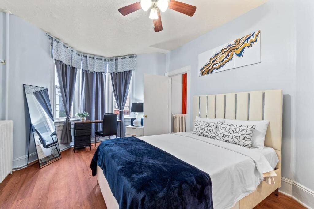 3 bedrooms, iron/ironing board, internet, bed sheets