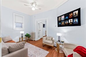 Living area - NY City Views Retreat & Good Transportation (Guttenberg)