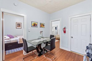 3 chambres, fer et planche à repasser, accès à Internet, literie fournie