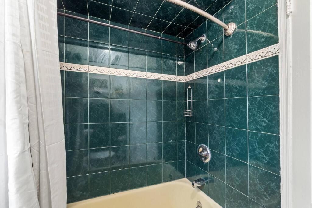 Een haardroger, handdoeken, zeep, toiletpapier