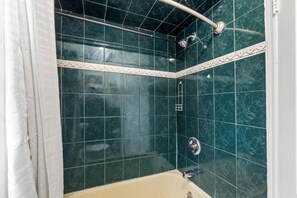 Haartrockner, Handtücher, Seife, Toilettenpapier