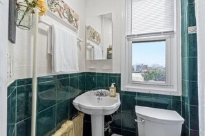 Bathroom - NY City Views Retreat & Good Transportation (Guttenberg)