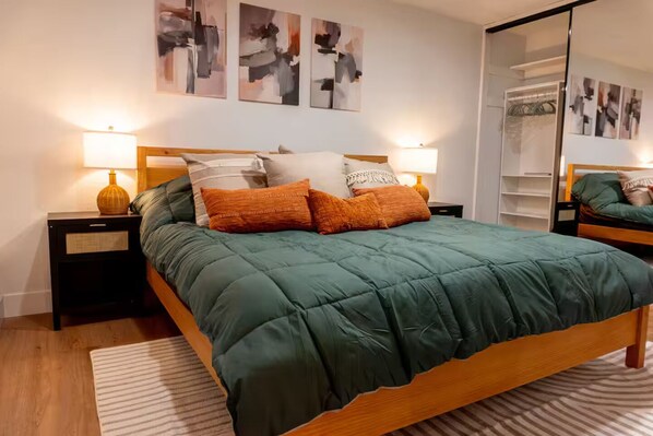 3 habitaciones, escritorio y tabla de planchar con plancha