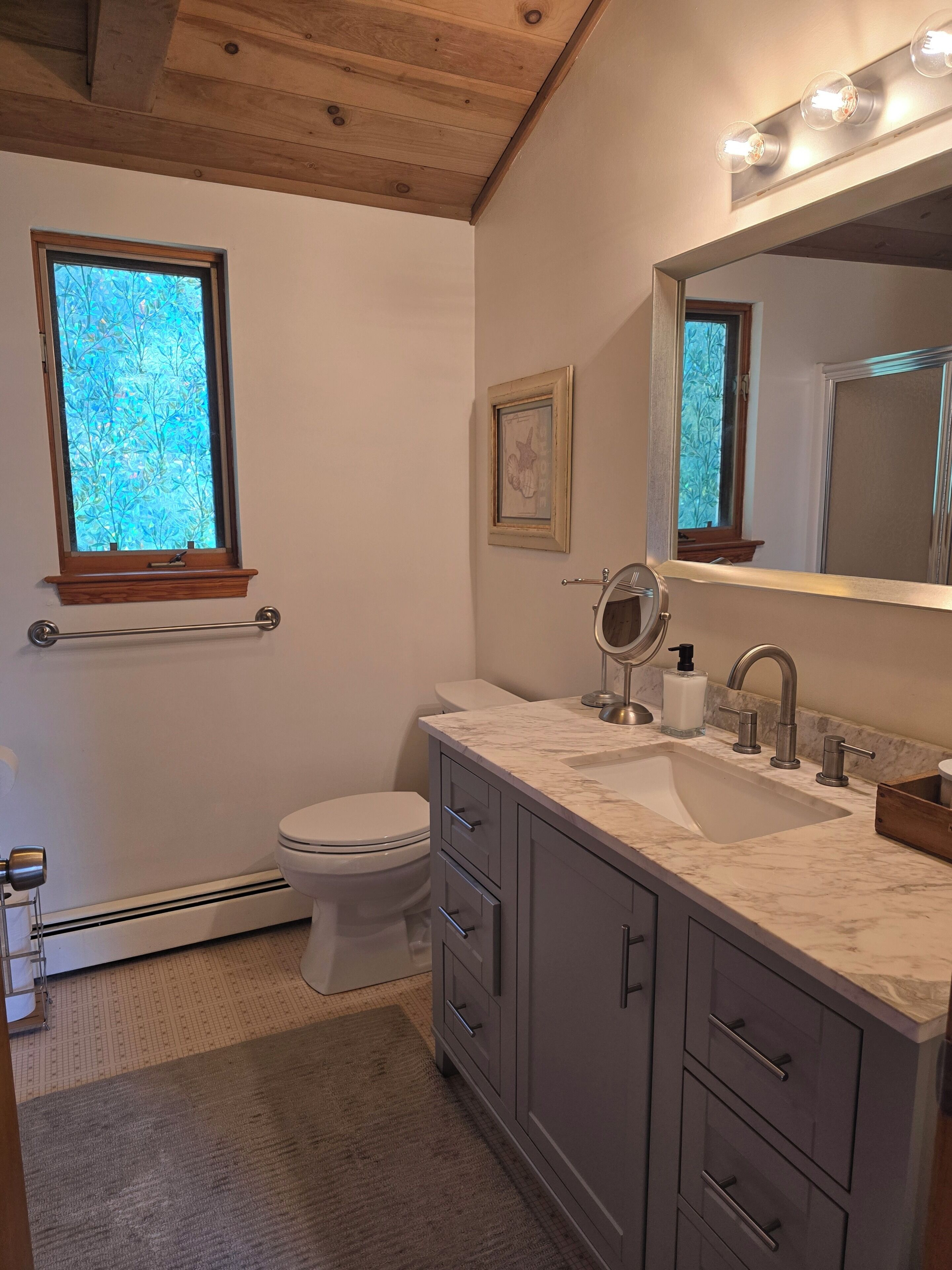Douche, sèche-cheveux, bidet, serviettes fournies