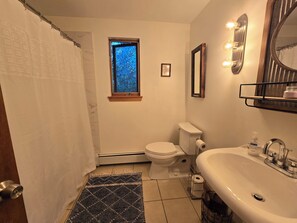 Shower, hair dryer, bidet, towels - Charming Coastal Cottage-2 Miles to Charlestown Beach-Quiet Retreat (Charlestown)