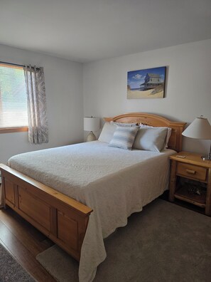 3 bedrooms, iron/ironing board, Internet, bed sheets - Charming Coastal Cottage-2 Miles to Charlestown Beach-Quiet Retreat (Charlestown)